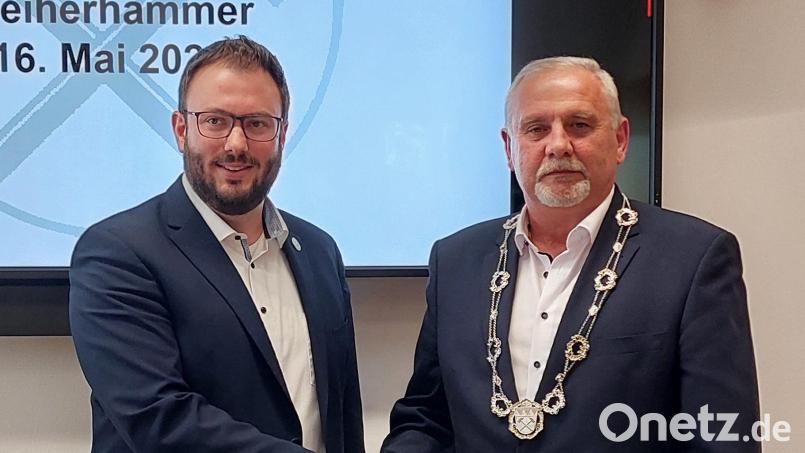 Bürgermeister Ludwig Biller gratuliert seinem neuen Stellvertreter Julian Kraus zur Ernennung. Bild: gmü