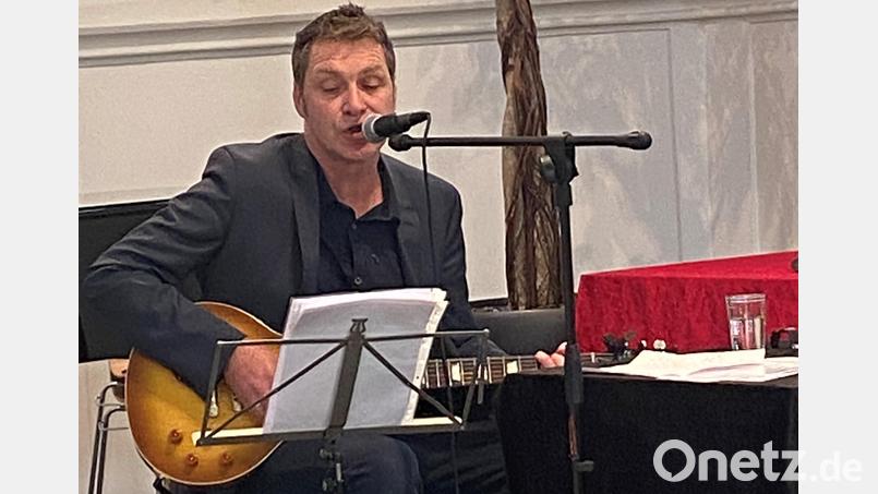 Autor und Musiker Pötzsch bei der Abendlesung in der Spitalkirche. Bild: Christin Präßler/exb