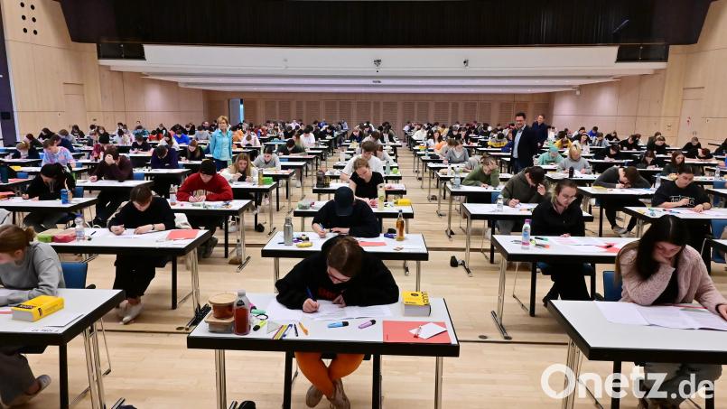 Beim Abi-Auftakt der FOS/BOS überzeugten sich Schulleiterin Gabriele Dill und Stellvertreter Bernhard Planner vom ordnungsgemäßen Ablauf der Prüfung in der mit Abiturienten belegten Max-Reger-Halle. Bild: Winkler
