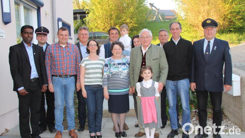 Zusammen mit seiner Gattin Maria, seinen Kindern, Enkel und einigen Ehrengästen feierte Erwin Biersl (Vierter von rechts) seinem 80. Geburtstag. Bild: frd
