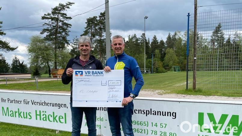 Vorsitzender Manfred Pirner und Markus Häckel bei der Scheckübergabe. Bild: mam