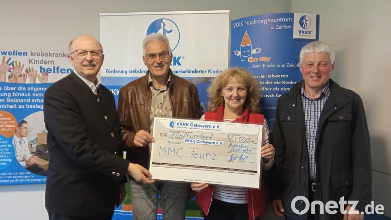 Die Geschäftsstellenleiterin des VKKK, Theresia Buhl, nahm erfreut den Scheck entgegen, der von Pfarrer Herbert Rösl (links) und den MMC-Mitarbeitern Rudi Kleber (Zweiter von rechts) und Hans Kiesl übergeben wurde. Bild: Hans Kiesl/exb