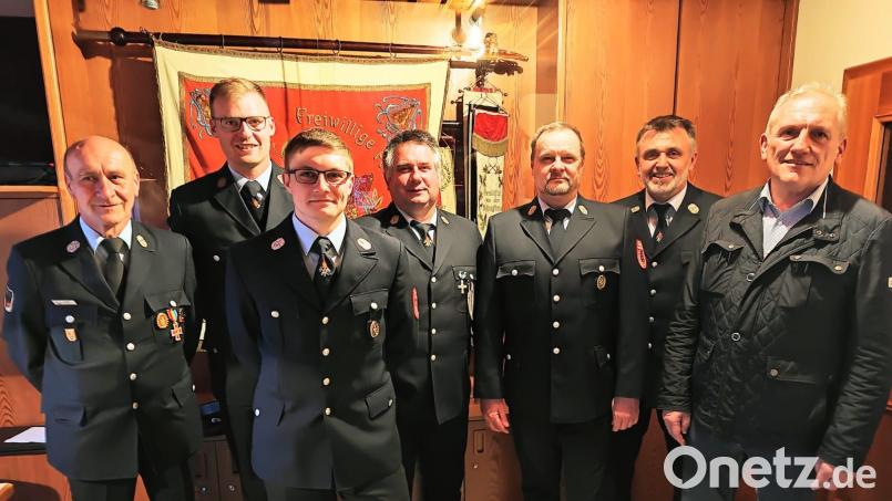Kreisbrandmeister Herbert Thurm (von links), Zweiter Kommandant Jonas Zeitler, Vorsitzender Philipp Käß und Kommandant Anton Kick sowie Bürgermeister Werner Prucker (von rechts) und Zweiter Vorsitzender Albert Bader dankten Alexander Schmidt für sein Engagement. Bild: Feuerwehr Röthenbach/exb