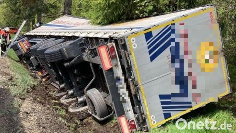 Auf der B303 ist ein Lkw von der Straße abgekommen. Die Straße war über mehrere Stunden teilweise für den Verkehr gesperrt. Bild: Polizeiinspektion Wunsiedel/exb