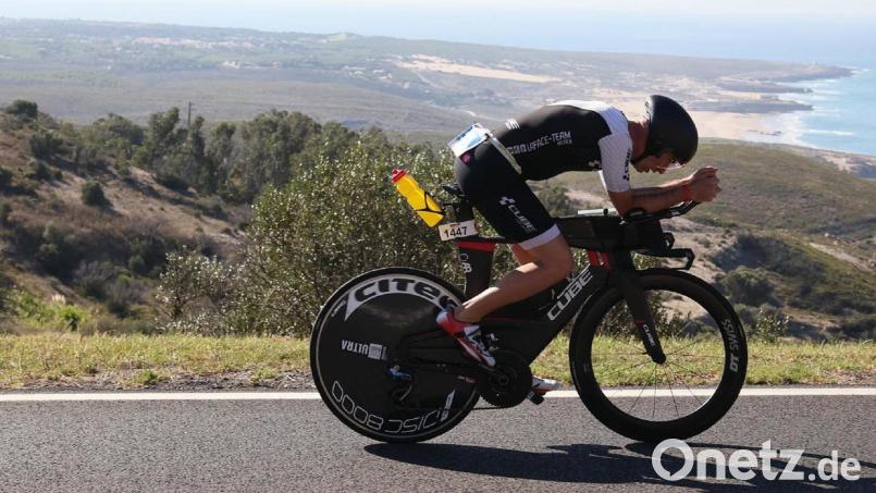 Walter Arnold bei einem Triathlon-Wettkampf in Portugal. Im Training für seinen Sport ist er viel mit dem Rad in der Oberpfalz unterwegs. Archivbild: Finiisher Pics/Arnold