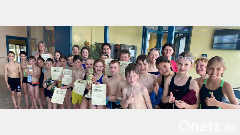 Lachende Gesichter gab es bei den Siegern des Grundschulwettbewerbs Schwimmen in Kümmersbruck. Bild: pop