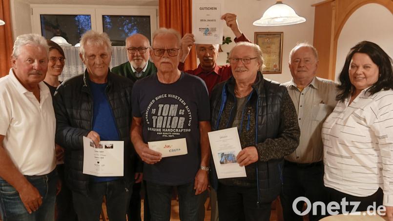Das sind die Preisträger mit den Vorsitzenden: (von links) Hans Forster, Doris Neumann, Richard Grasser, Georg Stahl, Jürgen Költsch, Roland Pichl, Manfred Himmler, Harmut Brönner und Eva Nitsche. Bild: Herbert Rudolf/exb