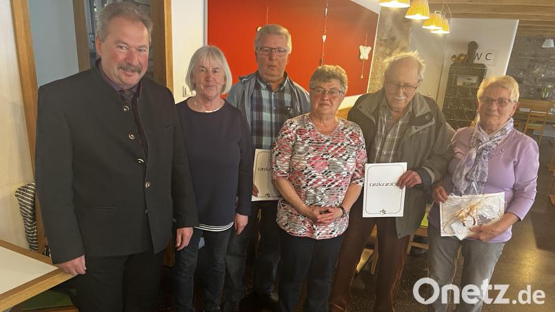 Treue Mitglieder ehrten die Naturfreunde Mitterteich. Zweiter Bürgermeister Johann Brandl und Vorsitzende Angelika Müller dankten Reinhardt Happich, Angela und Herbert Baier sowie Betty Lenk (von links). Bild: Barbara Lugert/exb
