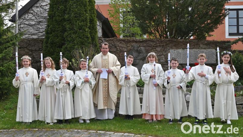Pfarrer Klaus Haußmann mit den 9 Erstkommunionkindern in Ammerthal. Bild: bsch