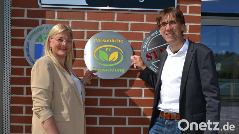 Die Löcher sind noch nicht gebohrt, aber Schulleiter Thomas Metzler und Anja Wriedt-Wiesend halten schon mal das Schild frisch aus der hauseigenen Metallwerkstatt an die Wand: Das Berufsschulzentrum Wiesau hat Pionierarbeit bei der Einführung des neuen Fachs &quot;Persönliche Entwicklung&quot; geleistet. Bild: as