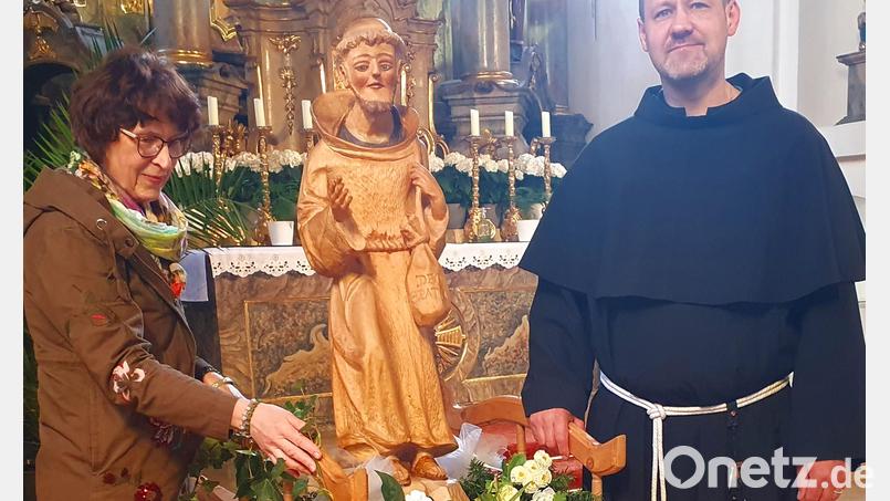 Monika Weig und Bruder Adam haben die Felixfigur geschmückt. Bild: mas