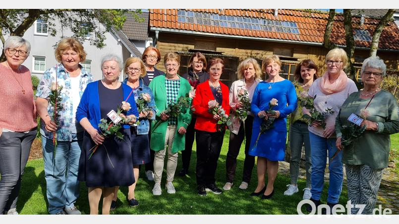 Die anwesenden Jubilarinnen zusammen mit dem Vorstandsteam. Von links Sabine Schiml, Christa Röttges, Marianne Kunz, Josefine Kraus, Elisabeth Schwagerl, Monika Enders, Elfriede Rosner, Anneliese Mittereder, Christine Eckert, Inge Kausler, Gerhild Hertel, Rita Haberkorn und Hildegard Heinrich. Bild: Monika Müller/exb