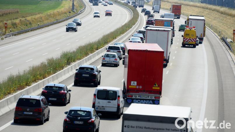 Autos und Lastwagen fahren auf eienr Autobahn. Symbolbild: Stefan Puchner/dpa