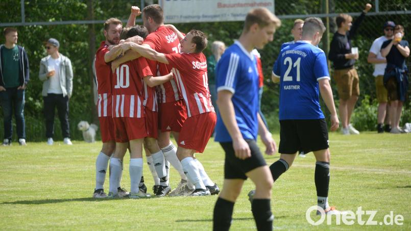 Jubel beider SG Paulsdorf/Freudenberg, Enttäuschung beim SV Immenreuth. Die Spielgemeinschaft behielt mit 1:0 die Oberhand. Bild: Andreas Brückmann