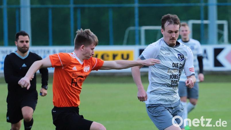 Der Etzenrichter Angreifer Martin Pasieka (rechts) geht auf und davon. Bild: war