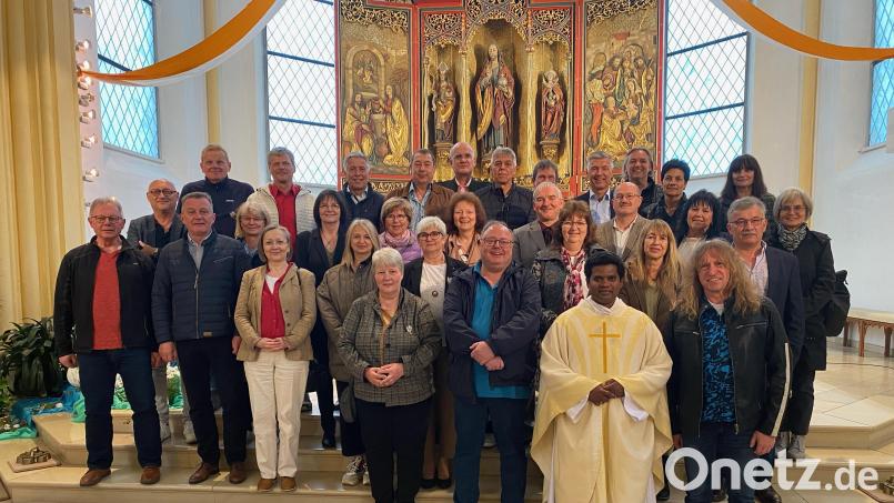 Nach der Messfeier versammelten sich die Jubilare zum gemeinsamen Gruppenfoto. Pfarrer Arul freute sich über die zahlreich erschienenen Gläubigen des damaligen Kommunion-Jahrgangs vor 50 Jahren. Bild: ric