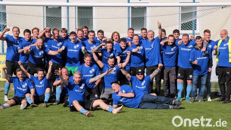 So feiern Aufsteiger: Die SF Ursulapoppenricht II spielen kommende Saison in der Kreisklasse. Bild: war