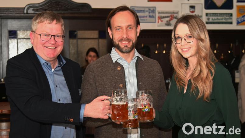Oberbürgermeister Michael Cerny (links) und Erika Sauerwein von der Amberger Congress Marketing probierten mit Brauerei-Chef Franz Kummert schon mal das Dultbier. Bild: gf