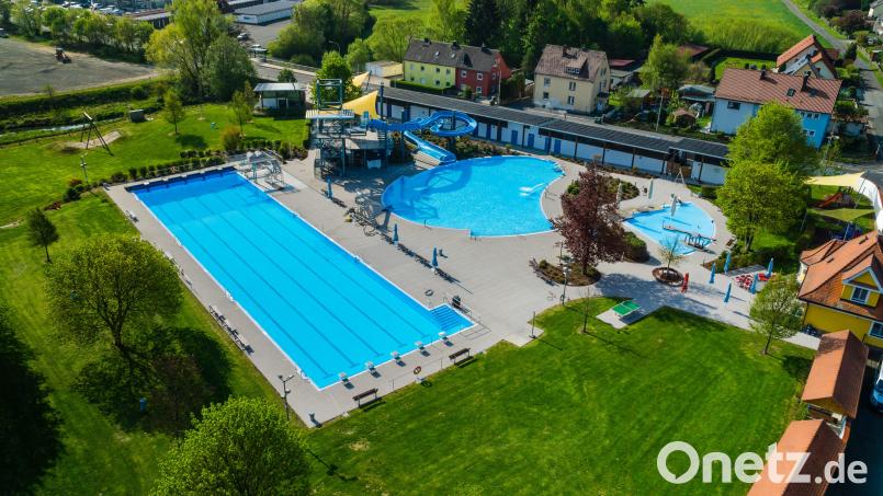 Das Egrensis-Freibad Waldsassen öffnet diesen Samstag. Auch in der Nachbarstadt Mitterteich startet die Freibad-Saison am 20. Mai. Archivbild: Drone-Pics/exb