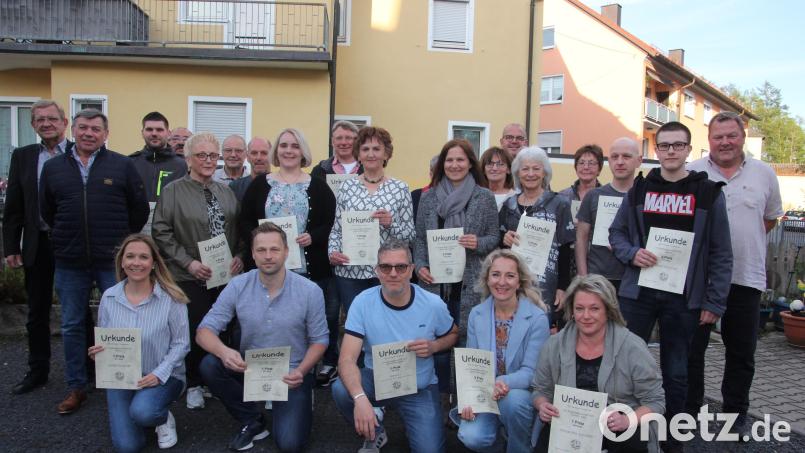 Die Sieger der 40. Stadtmeisterschaften im Kegeln bei den Hobby-Keglern und den Aktiven. Es gratulierte Dritter Bürgermeister Norbert Schuller (links). Bild: kro