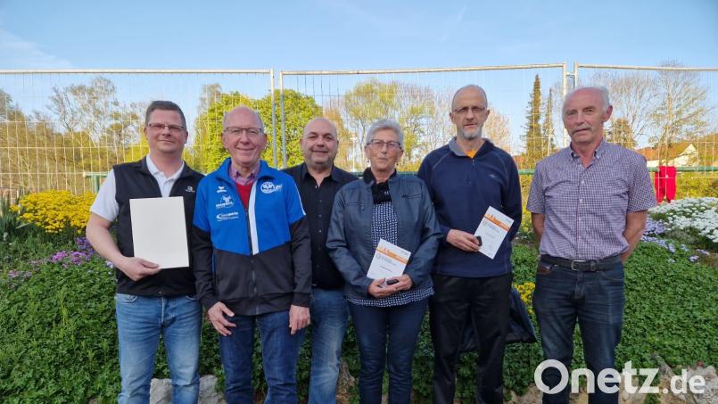 Kreisreferent Sebastian Stock (von links) freute sich mit den geehrten Sportlern und Prüfern: Günter Schlagenhaufer, Kreisvorsitzender Thomas Gebele, Elisabeth Dehling, Maik Hengmith und Johann Bauer. Bild: brü
