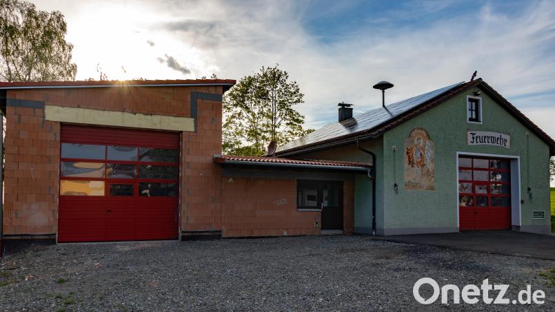 Die Feuerwehr Thanhausen hat ihr Heim erweitert. Wegen gestiegener Preise für Baumaterialien und weiteren Vorhaben muss die Wehr nun mehr als geplant investieren. Die Stadt Bärnau unterstützt das Vorhaben mit 32.000 Euro. Bild: Susanne Forster
