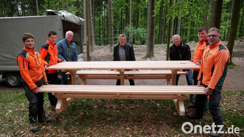 Nur mit vereinten Kräften können die Bank-Tisch-Garnituren im Wildpark Eslarn abgeladen werden. Bild: gz