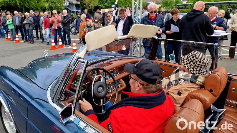 Unter den Blicken zahlreicher Zuschauer hebt Oberbürgermeister Jens Meyer die Startflagge für Buwe Voit und Ehefrau Ella zur Ausfahrt in ihrem historsichen Mercedes Cabrio. Bild: R. Kreuzer