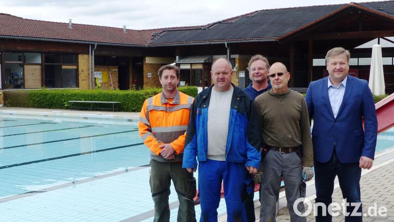 Das Freibad Kastl geht mit einem neuen Team in die Saison. Von links: Tobias Lang, Vitus Lehmeier, der neue Bademeister, der bisherige Bademeister Jan Schönholz und Bürgermeister Stefan Braun. Bild: jp