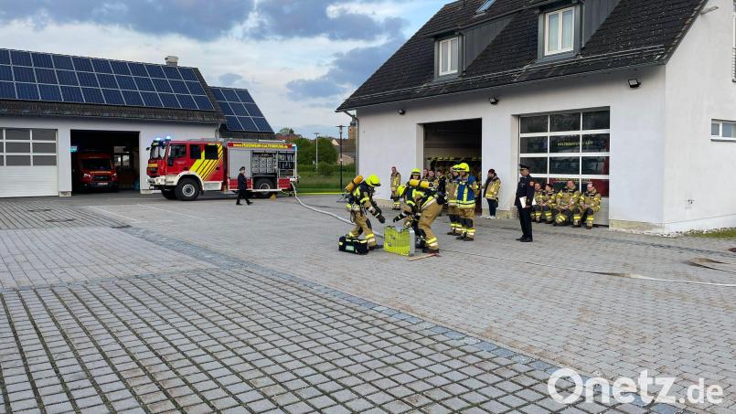 Einen Löschangriff mit Atemschutz bauen junge Aktive der Marktfeuerwehr zu einem fiktiven Zimmerbrand auf. Bild: bk