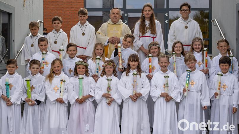 17 Kinder aus der Pfarrei Aschach-Raigering feierten mit Pfarrer Eduard Kroher (hinten Mitte) Erstkommunion. Bild: sche