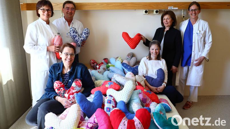 Ein Berg voller Herzen für das Krankenhaus St. Barbara: Die Freude über die Spende war auf beiden Seiten groß. Bild: Johanna Foitzik / Presse Krankenhaus St. Barbara/exb