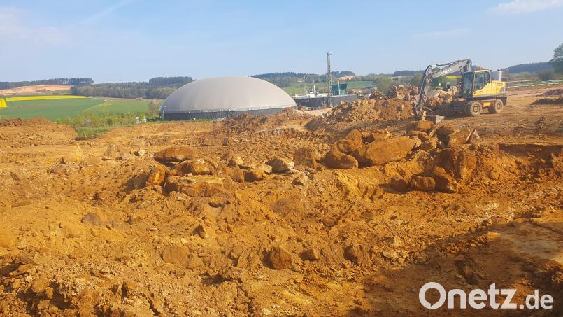 Die Bauarbeiten der Biogasanlage der Bioenergie Gebenbach Gmbh&Co.KG, die die Wärme für das Netz der Genossenschaft liefert, haben im April begonnen und werden voraussichtlich in diesem Jahr fertiggestellt. Bild: Wolfgang König