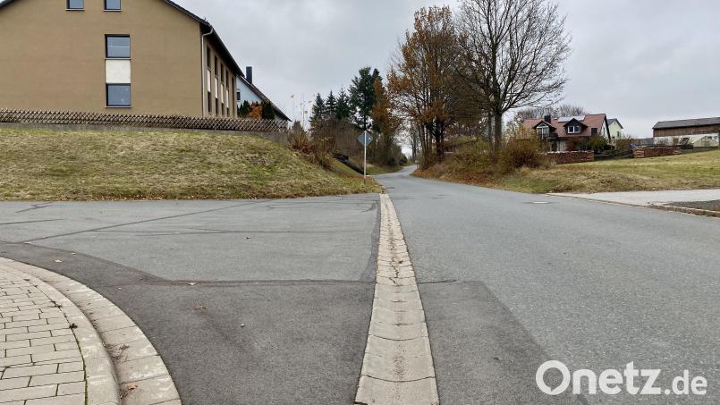Von der Einmündung Unterer Berg aus müssen Schulkinder ohne Gehweg zur Bushaltestelle an der Staatsstraße hinauf gehen. Das Thema beschäftigt den Gemeinderat wieder und wieder. „Muss erst etwas passieren?“, fragt sich nicht nur der Dritte Bürgermeister Karl-Heinz Mois. Archivbild: Eichl