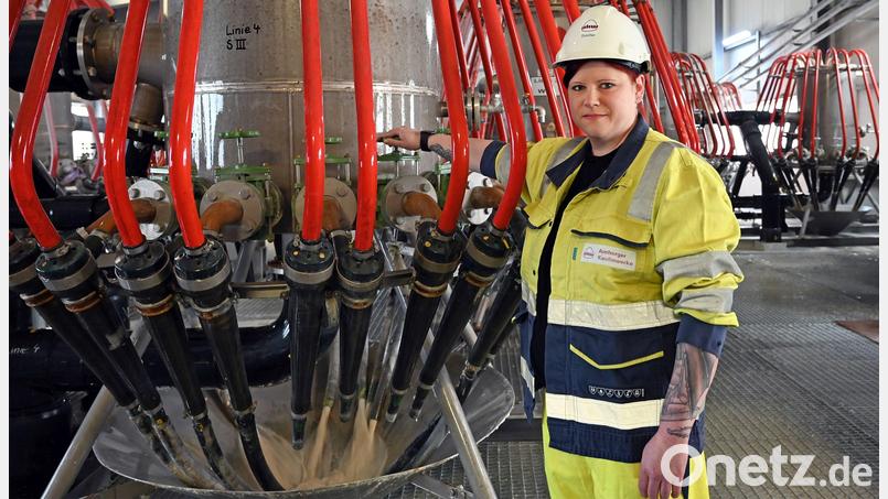 Marina Duscher, hier an ihrem Arbeitsplatz bei den Amberger Kaolinwerken, ist als bundesweit beste Auszubildende zur Verfahrensmechanikerin in der Steine- und Erdenindustrie ausgezeichnet worden. Bild: IHK/Dagmar Gutbrod