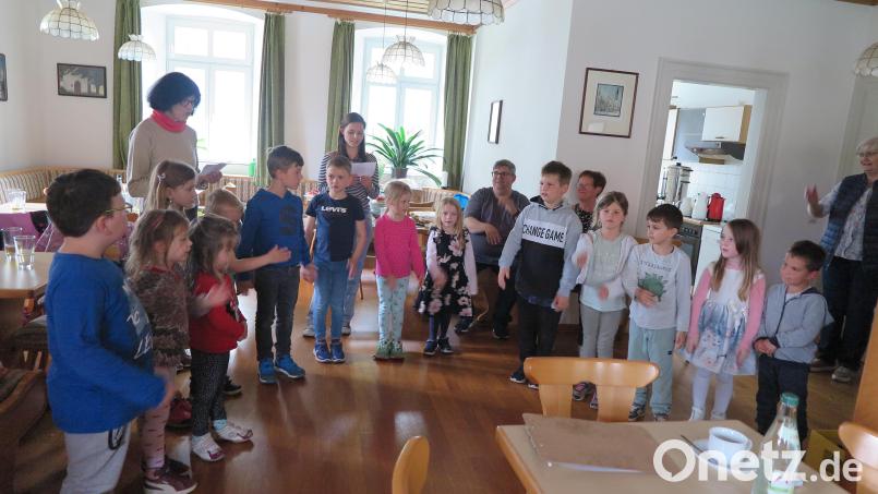 Ein Herz für die Seniorinnen und Senioren bewiesen die Kindergartenkinder bei ihrem Auftritt beim Seniorentreff im Pfarrheim. Bild: jzk