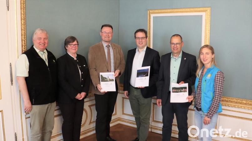 Eine detaillierte Studie zur Machbarkeit des Naturparkzentrums in Hohenburg reichten die Verantwortlichen persönlich bei der Regierung ein (von links): Markus Dollacker, Isabel Lautenschlager, Florian Junkes, Florian Luderschmid, Horst Schmid und Stefanie Graml. Bild: Regierung der Oberpfalz/Schmied/exb