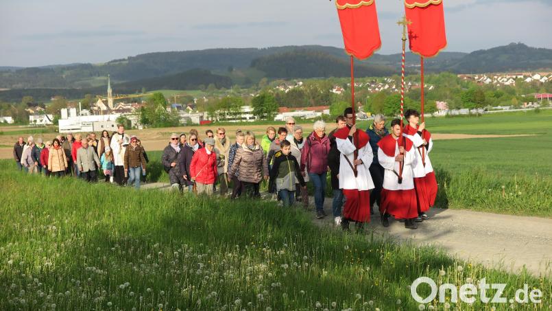 Für das Gedeihen der Feldfrüchte beteten die Kemnather beim dritten Bittgang von der Stadtpfarrkirche zur Filialkirche St. Georg nach Oberndorf einen Rosenkranz. Bild: jzk