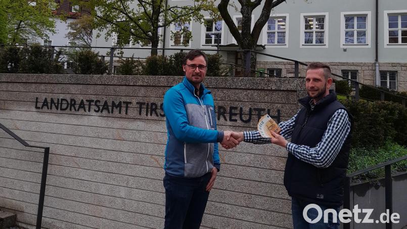 David Runschke (links) vom Landratsamt nahm die Spende von Andreas Grillmeier in Empfang. Bild: Andreas Grillmeier/exb