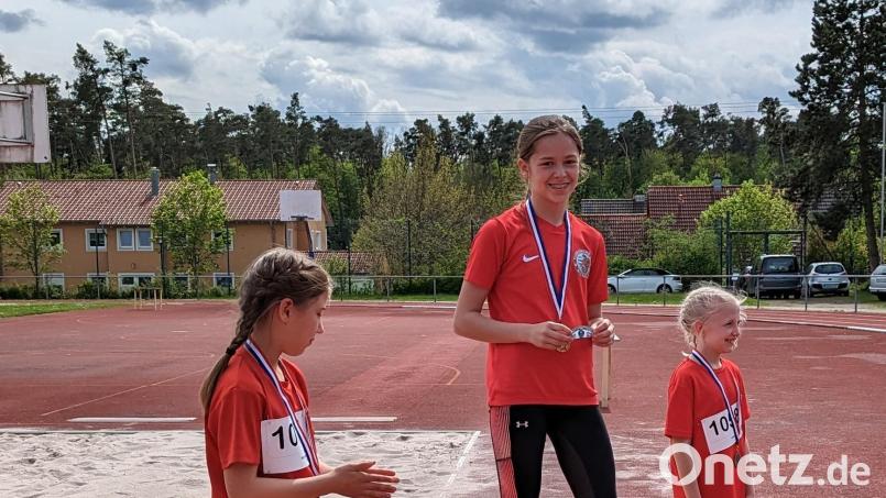 Emma Scharf (TB Jahn Wiesau) (mitte) war in der Klasse W12 Block/Sprint eine Klasse für sich und dominierte in allen Disziplinen. Bild: Tb Jahn Wiesau