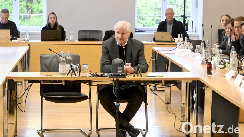 Der frühere bayerische Ministerpräsident Horst Seehofer (CSU) als Zeuge im Untersuchungsausschuss. Bild: Felix Hörhager