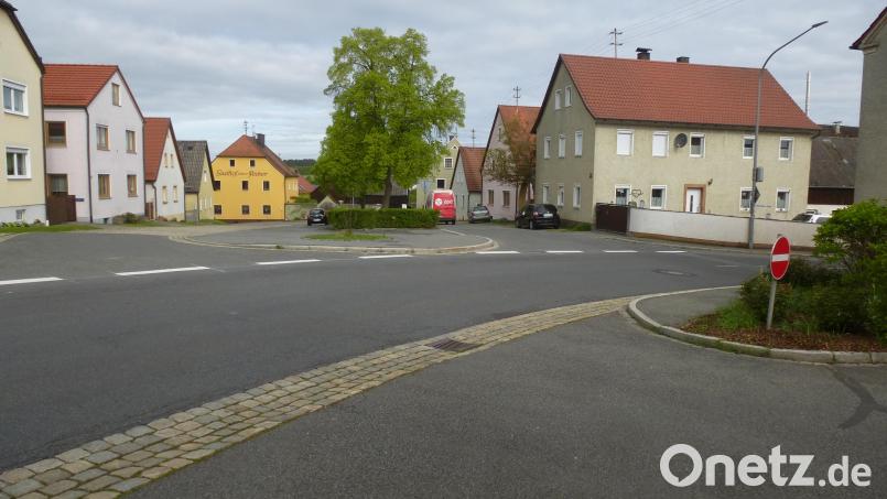 Eine Aufwertung erfährt der Marktplatz West mit der Dorferneuerung. Die Gefahrenstellen in der Kurve der Grafenwöhrer Straße werden beseitigt. Bild: bk