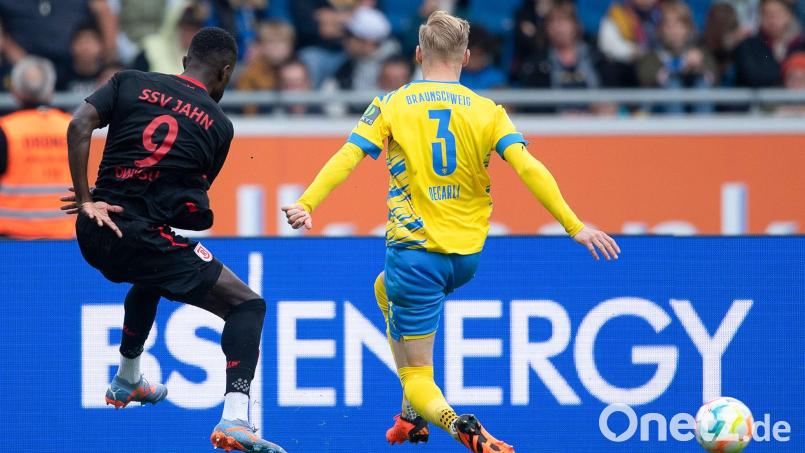 Regensburgs Prince Osei Owusu (l) schießt das Tor zum 2:1. Bild: Swen Pförtner/dpa