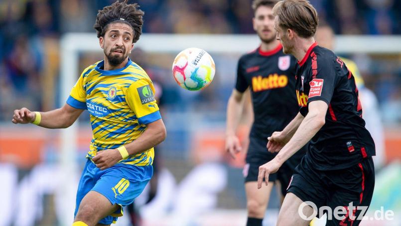 Eintracht Braunschweigs Immanuel Pherai (l) spielt gegen Regensburgs Scott Kennedy. Bild: Swen Pförtner/dpa