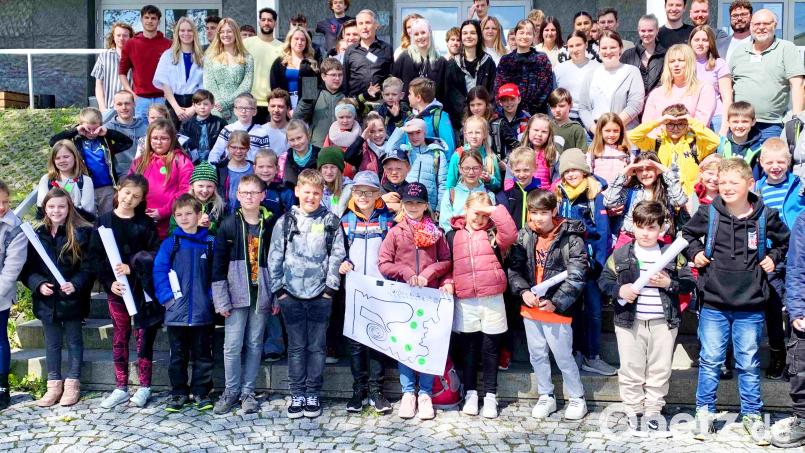 Einen interessanten Tag erlebten die Drittklässler der Grundschule Erbendorf mit den Studierenden des Staatsinstituts für Fachlehrer in Bayreuth. Bild: njn