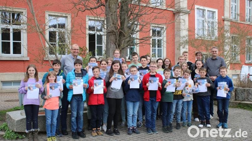 Strahlende Gesichter gab es am Luisenburg-Gymnasium bei der Preisverleihung zu Europas größtem Informatikwettbewerb. Bild: Luisenburg-Gymnasium/exb