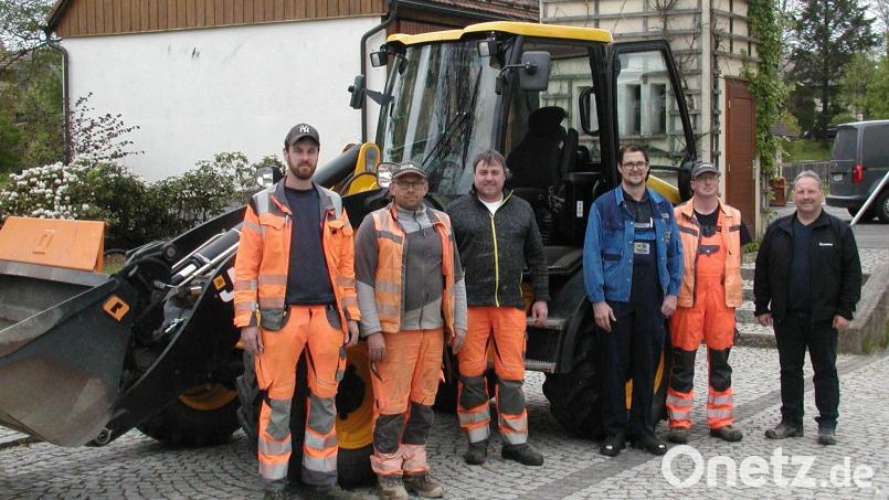 Selbstverständlich waren alle Mitarbeiter des Bauhofs bei der Übergabe durch Sebastian König (Dritter von rechts) dabei. Auch Bürgermeister Bernhard Schindler freute sich über die Neuanschaffung. Bild: ld