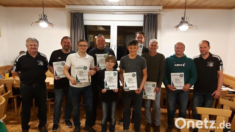 Geehrt wurden unter anderem (von links): Vorsitzender Peter Schieder, Peter Stiewing, Philipp Käs, Markus Köllner, Noah Lenk, Simon Prucker, David Hansbauer, Erwin Riedl, Stefan Neugirg und der scheidende Dritte Vorsitzende Uli Schwamberger. Bild: fks