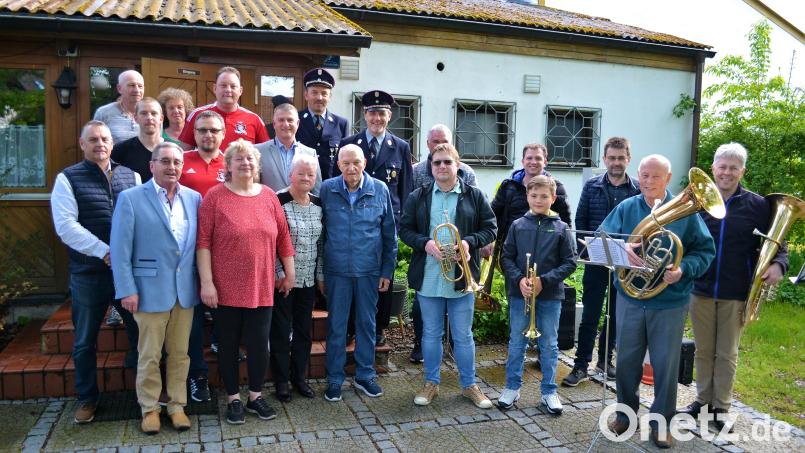 Als Geburtstagsgeschenk spielte die Flossenbürger Blaskapelle für den Jubilar Günther Hagn (vorne, Mitte) auf. Bild: kki