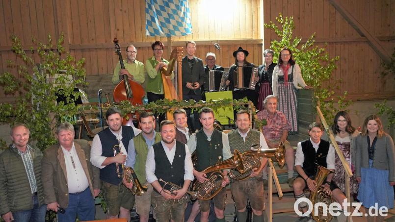 &quot;Was wär ein Sitzweil ohne Musi&quot;, sagt der neue Dorfsprecher Georg Bocka (links) und begrüßt auch den Sänger und Moderator des Abends, Hans-Peter Reil (Zweiter von links).. Für einen Laib Brot als Gage spielen die Musikerinnen und Musiker der Lennesriether Sitzweil auf. Bild: fvo